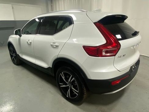 Used 2025 Volvo XC40 B5 Core image 2