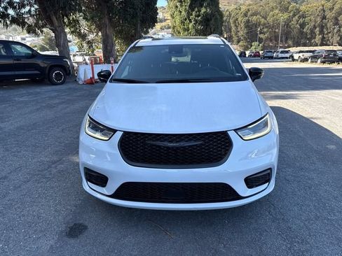 Used 2025 Chrysler Pacifica Limited FWD image 2