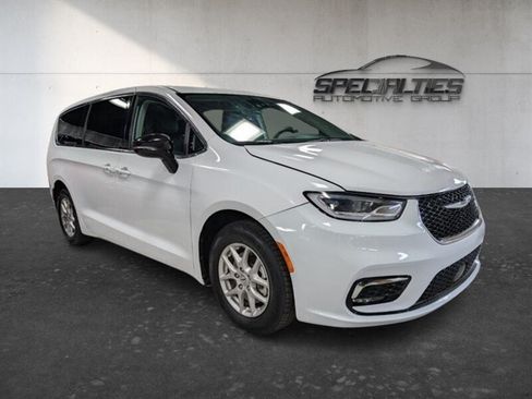 Used 2024 Chrysler Pacifica Touring-L FWD image 1