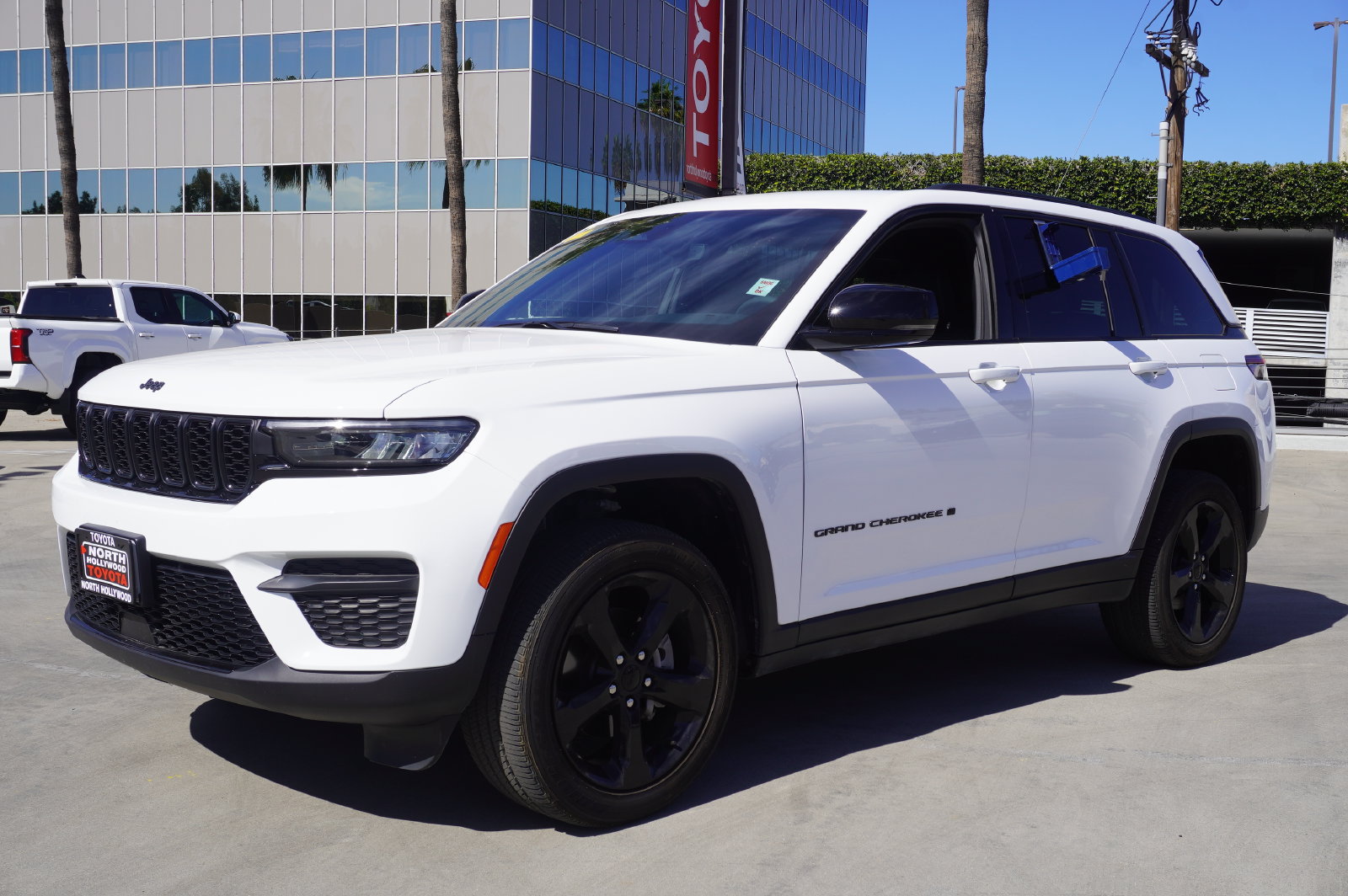 Used 2023 Jeep Grand Cherokee Altitude RWD image 3