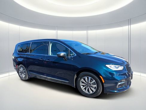 Used 2023 Chrysler Pacifica Limited image 2