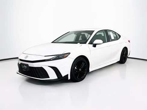 Used 2025 Toyota Camry SE image 3