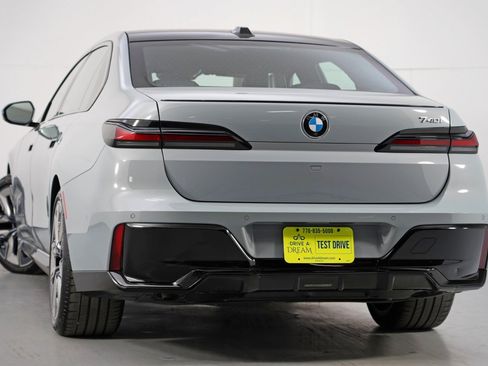 Used 2024 BMW 740i w/ Premium Package 2 RWD image 6