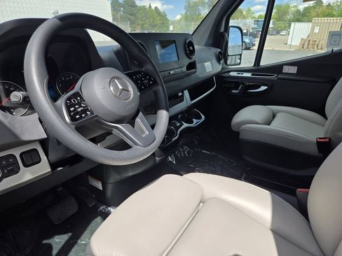 Used 2021 Mercedes-Benz Sprinter 2500 image 7