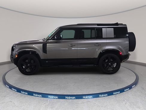 Used 2025 Land Rover Defender 110 X-Dynamic SE AWD/4WD image 11
