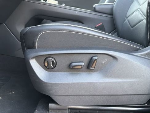 Used 2025 Volkswagen Atlas SE image 23