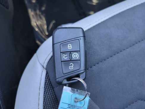 Used 2025 Volkswagen Taos SE AWD/4WD image 27