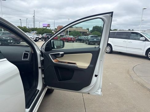 Used 2016 Volvo XC60 T6 w/ Proximity Package AWD/4WD image 25