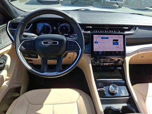 Used 2025 Jeep Grand Cherokee Limited AWD/4WD image 11