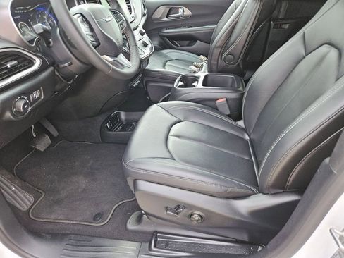 Used 2025 Chrysler Pacifica Select image 11