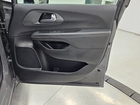 Used 2025 Chrysler Pacifica Select FWD image 30