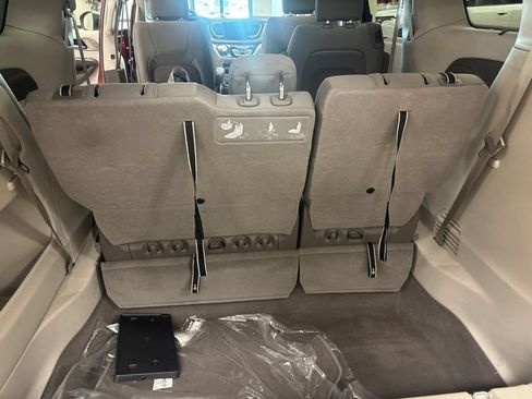 Used 2017 Chrysler Pacifica Touring Plus w/ Tire & Wheel Group FWD image 28