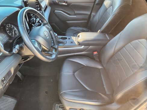 Used 2021 Toyota Highlander XLE image 17