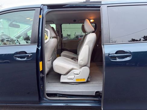 Used 2012 Toyota Sienna LE w/ Towing Pkg image 19