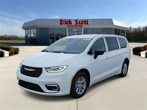 New 2026 Chrysler Pacifica Select image 2