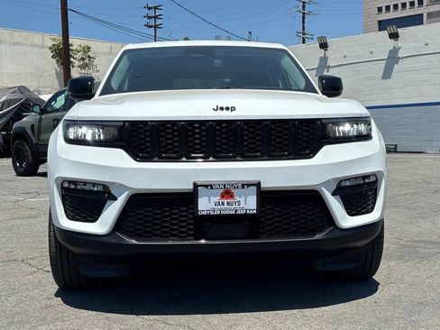 Used 2023 Jeep Grand Cherokee Limited w/ Black Appearance Package AWD/4WD image 8