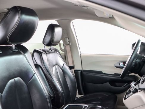 Used 2023 Chrysler Pacifica Touring-L image 27