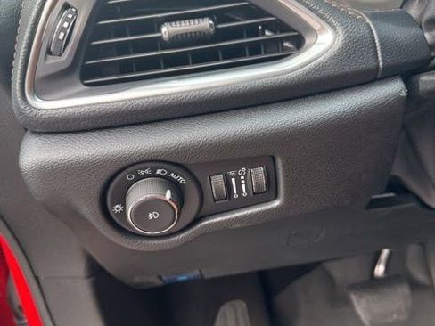 Used 2025 Chrysler Pacifica Pinnacle image 14