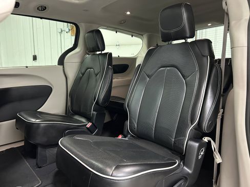 Used 2023 Chrysler Pacifica Limited FWD image 32