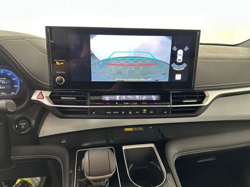 Used 2025 Toyota Sienna XSE w/ XSE Plus Package image 22