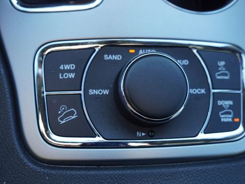 Used 2018 Jeep Grand Cherokee Overland image 32