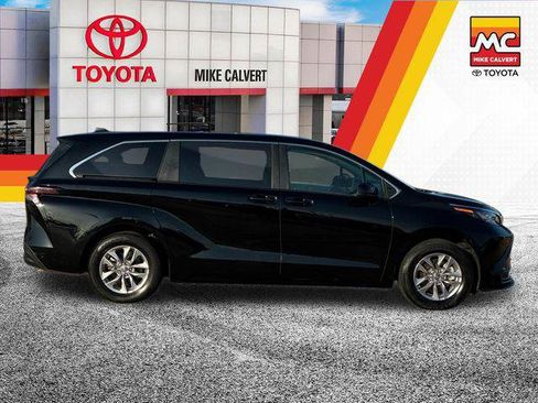 Certified 2025 Toyota Sienna LE FWD image 6
