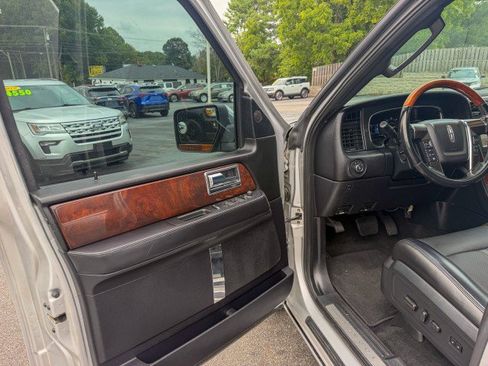 Used 2017 Lincoln Navigator L Select RWD image 17
