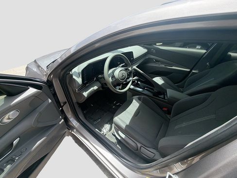 Used 2021 Hyundai Elantra SE FWD image 9