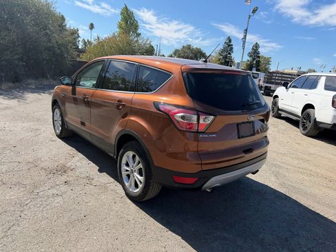 Used 2017 Ford Escape SE FWD image 3