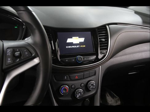Used 2018 Chevrolet Trax LT w/ LT Convenience Package FWD image 9