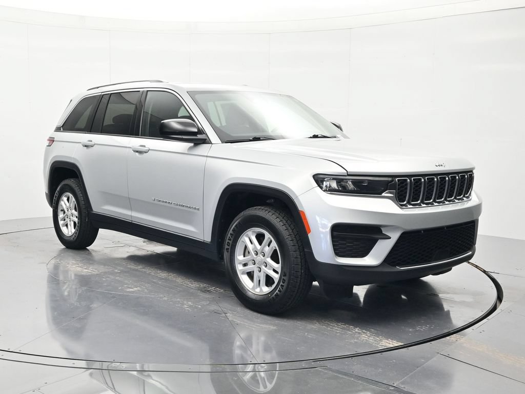 Used 2023 Jeep Grand Cherokee Laredo w/ Luxury Tech Group I AWD/4WD image 3