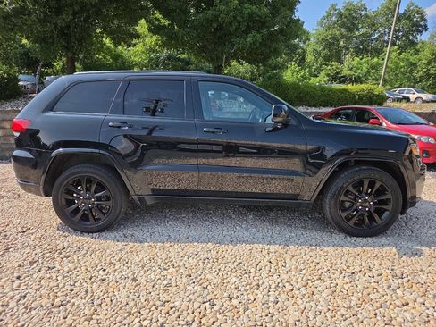 Used 2019 Jeep Grand Cherokee Altitude AWD/4WD image 7