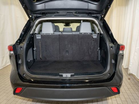 Certified 2023 Toyota Highlander XLE image 6