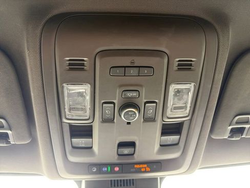 Used 2023 GMC Yukon SLT w/ SLT Luxury Package RWD image 12