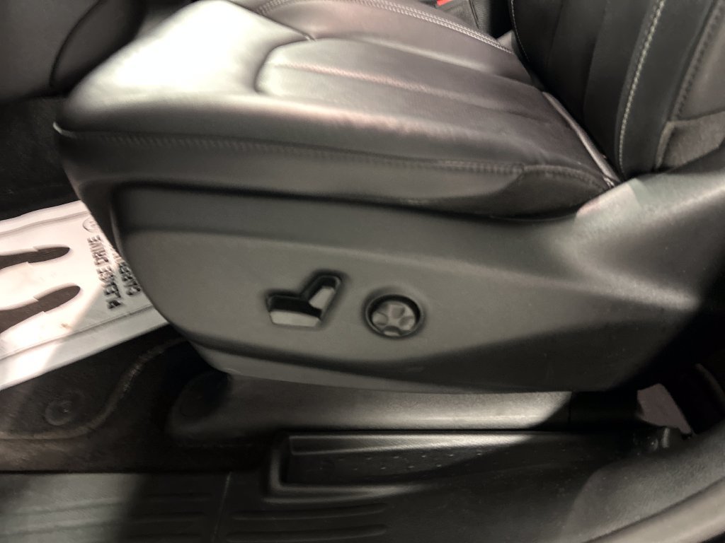 Used 2025 Chrysler Pacifica Select w/ Uconnect Theater Family Group FWD image 13