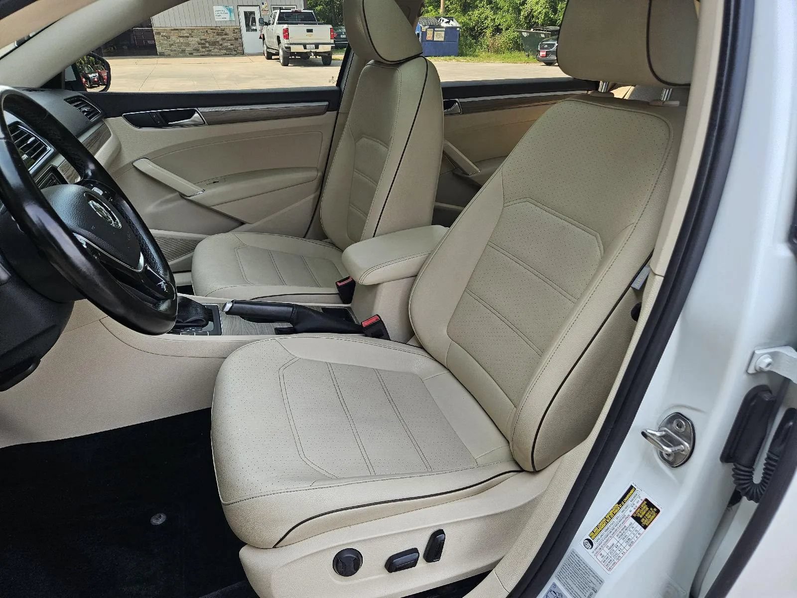 Used 2018 Volkswagen Passat 2.0T SE FWD image 12