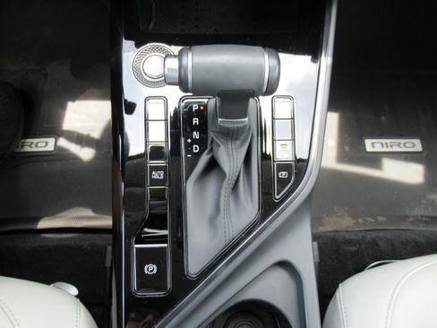 Used 2025 Kia Niro EX Touring FWD image 29