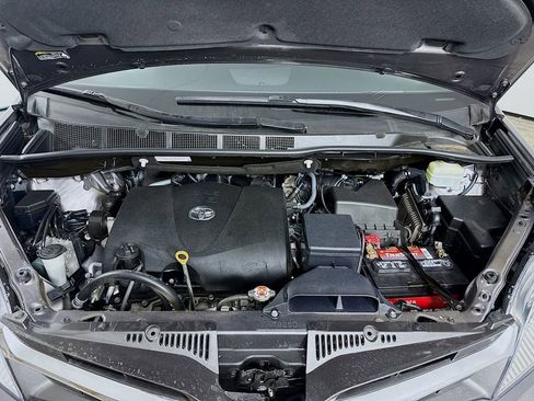Used 2018 Toyota Sienna LE FWD image 32