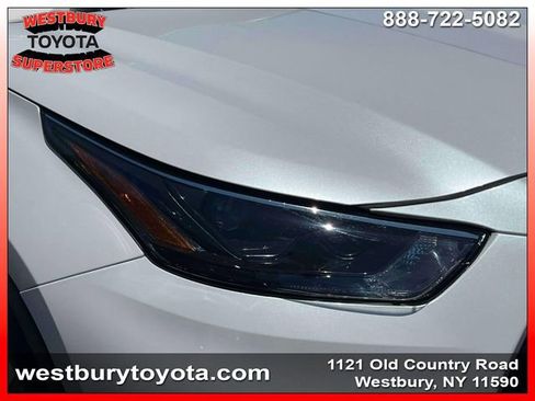 Used 2023 Toyota Highlander XLE AWD/4WD image 11