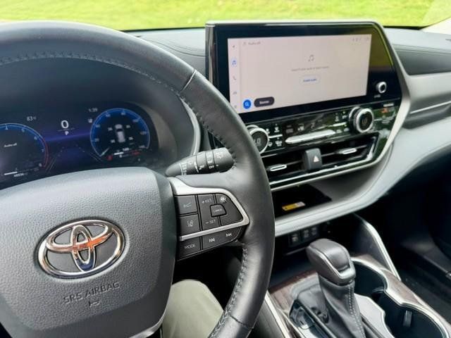 Used 2023 Toyota Highlander Limited FWD image 11