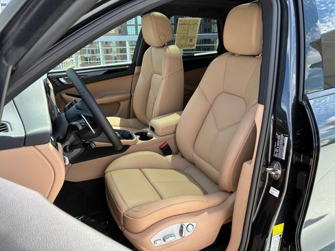 Used 2026 Porsche Macan AWD/4WD image 5