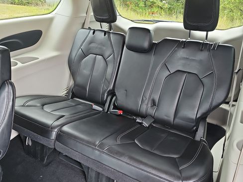 Used 2023 Chrysler Pacifica Touring-L FWD image 15