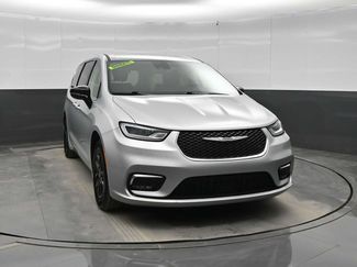 Used 2024 Chrysler Pacifica Touring-L video 2