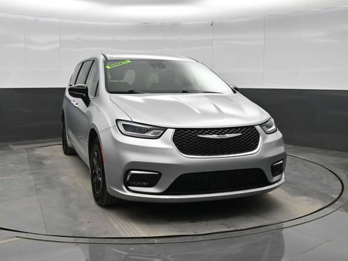 Used 2024 Chrysler Pacifica Touring-L image 2