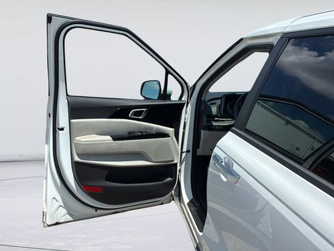 Used 2024 Kia Carnival EX FWD image 11