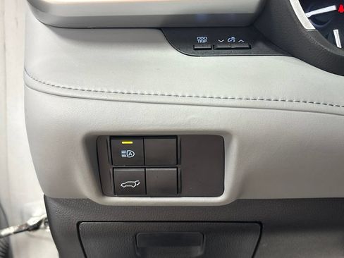 Used 2021 Toyota Highlander XLE AWD/4WD image 15