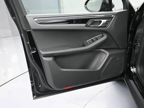 Certified 2026 Porsche Macan AWD/4WD image 15