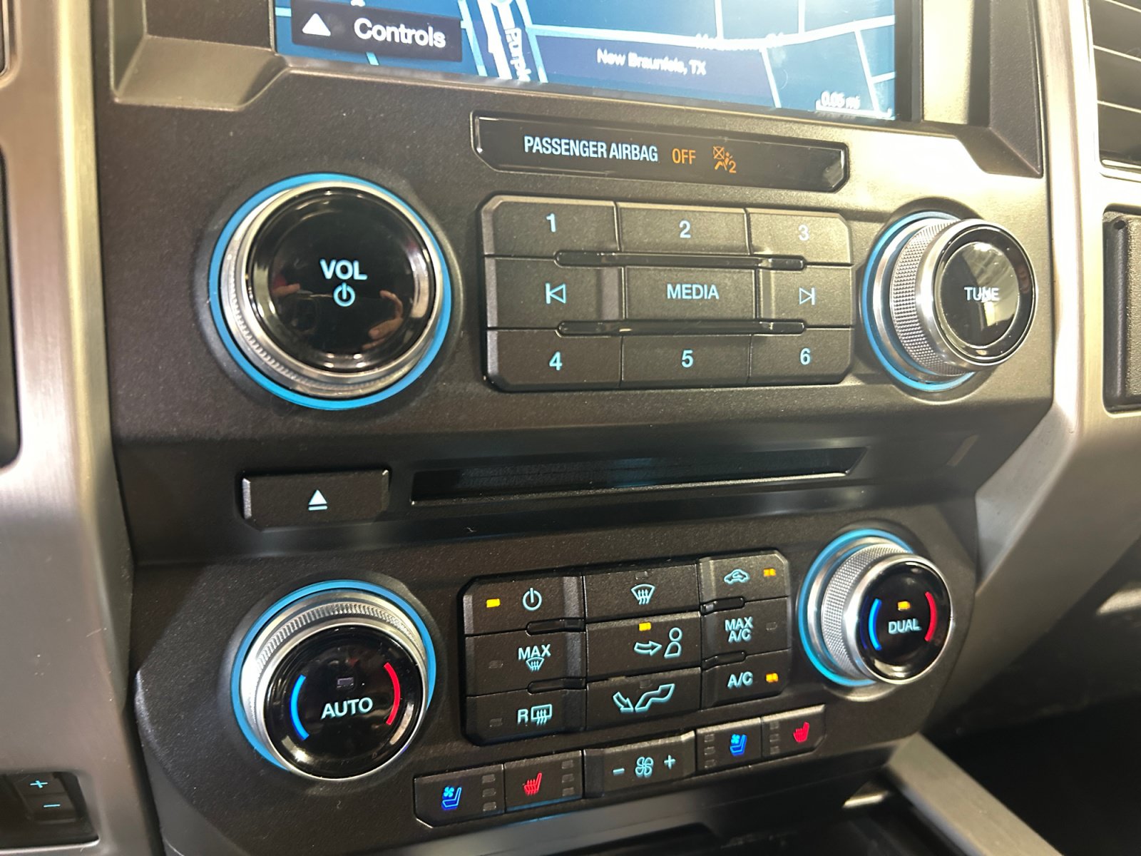 Used 2018 Ford F150 Platinum w/ Equipment Group 701A Luxury AWD/4WD image 15