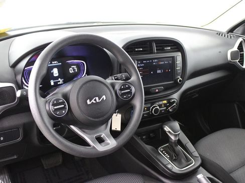Used 2025 Kia Soul LX w/ LX Technology Package FWD image 7