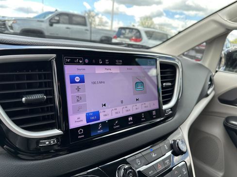 Used 2022 Chrysler Pacifica Touring-L FWD image 30